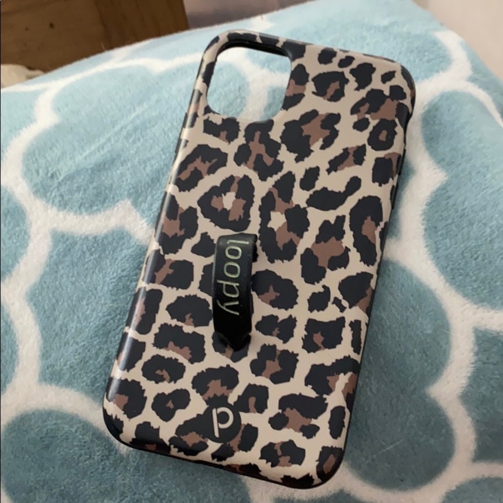 iPhone 11 leopard loopy case